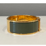 03_IHRSCHMUCK_Hermès Clic H Armreif, Farbe: racing green in Gelbgold Farbe, Größe: 2,00cm