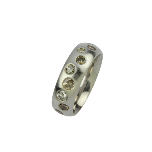 012_02_750er Weißgoldbandring mit schillernden, nuancierten Brillanten ca 1,5 ct. Besetzt
