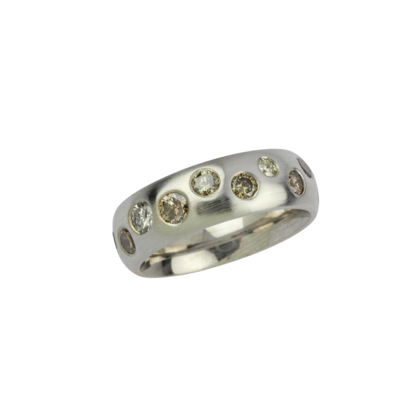 012_03_750er Weißgoldbandring mit schillernden, nuancierten Brillanten ca 1,5 ct. Besetzt