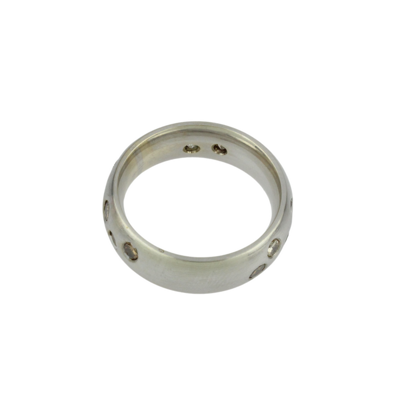 012_06_750er Weißgoldbandring mit schillernden, nuancierten Brillanten ca 1,5 ct. Besetzt