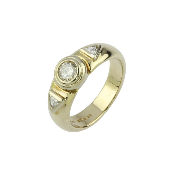 750er Gelbgoldring mit Dreieckdiamanten und champagner farbigem Brillant