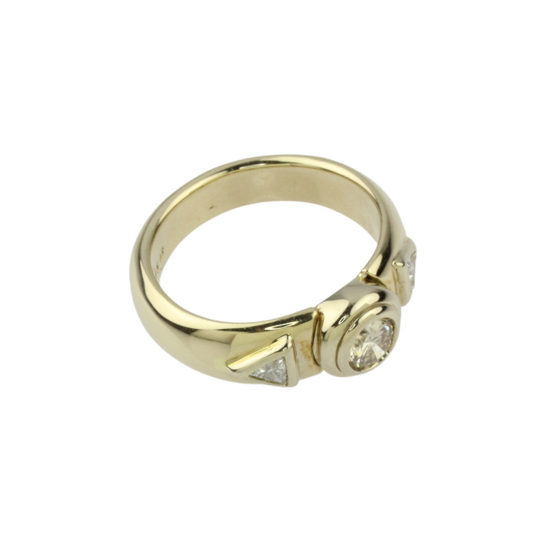 750er Gelbgoldring mit Dreieckdiamanten und champagner farbigem Brillant