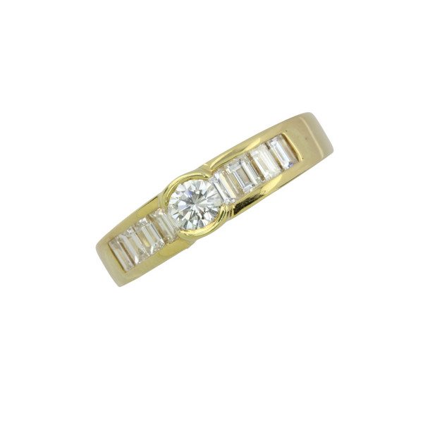 01_IHRSCHMUCK_Edler Ring aus 750er Gelbgold mit zentriertem, großem Brillanten umgeben von Baguette Diamanten